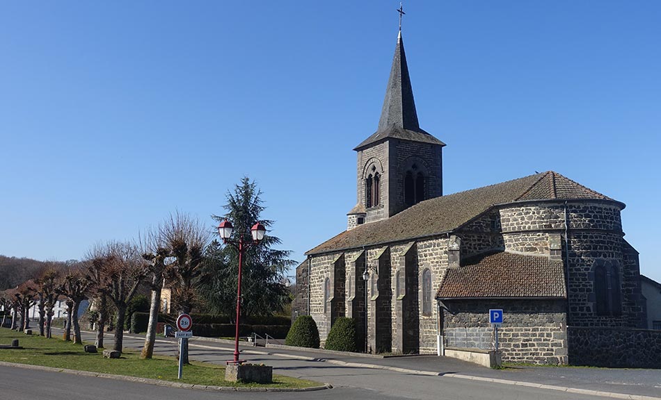 La place de l'église à La Goutelle