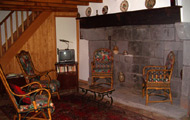 Le salon et sa cheminée
